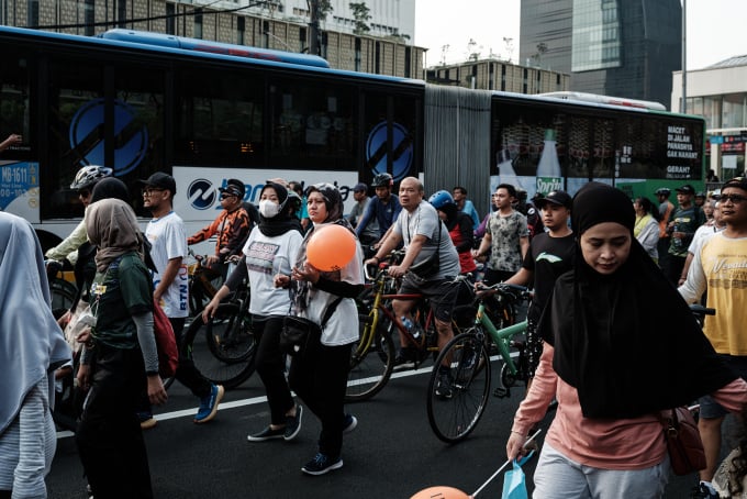 ผู้คนเดินบนถนนตามช่องทาง BRT ในช่วงเวลาปลอดรถยนต์ตั้งแต่ 06.00 น. ถึง 10.00 น. ทุกวันอาทิตย์ ในจาการ์ตา เมื่อวันที่ 6 สิงหาคม ภาพ : เอเอฟพี