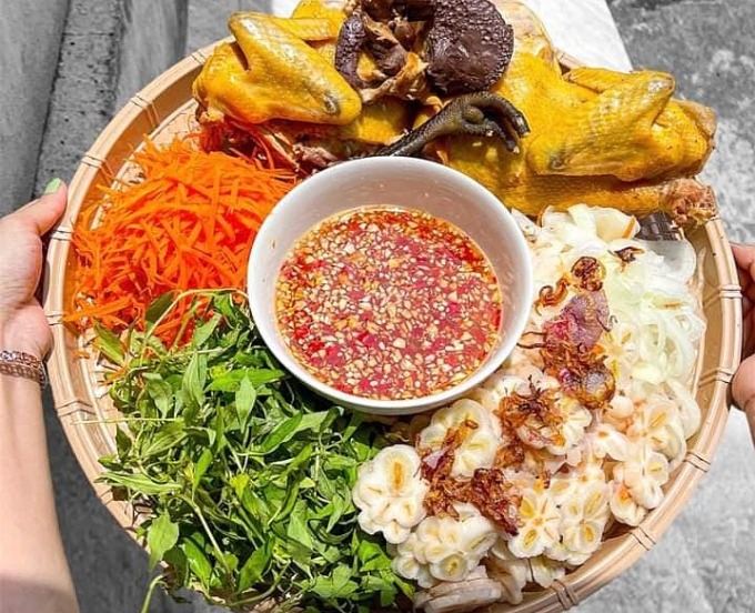 Mangostan-Hühnchensalat ist ein kulinarischer Trend, der bei den Verbrauchern in Ho-Chi-Minh-Stadt beliebt ist. Foto: Hoang Thuy