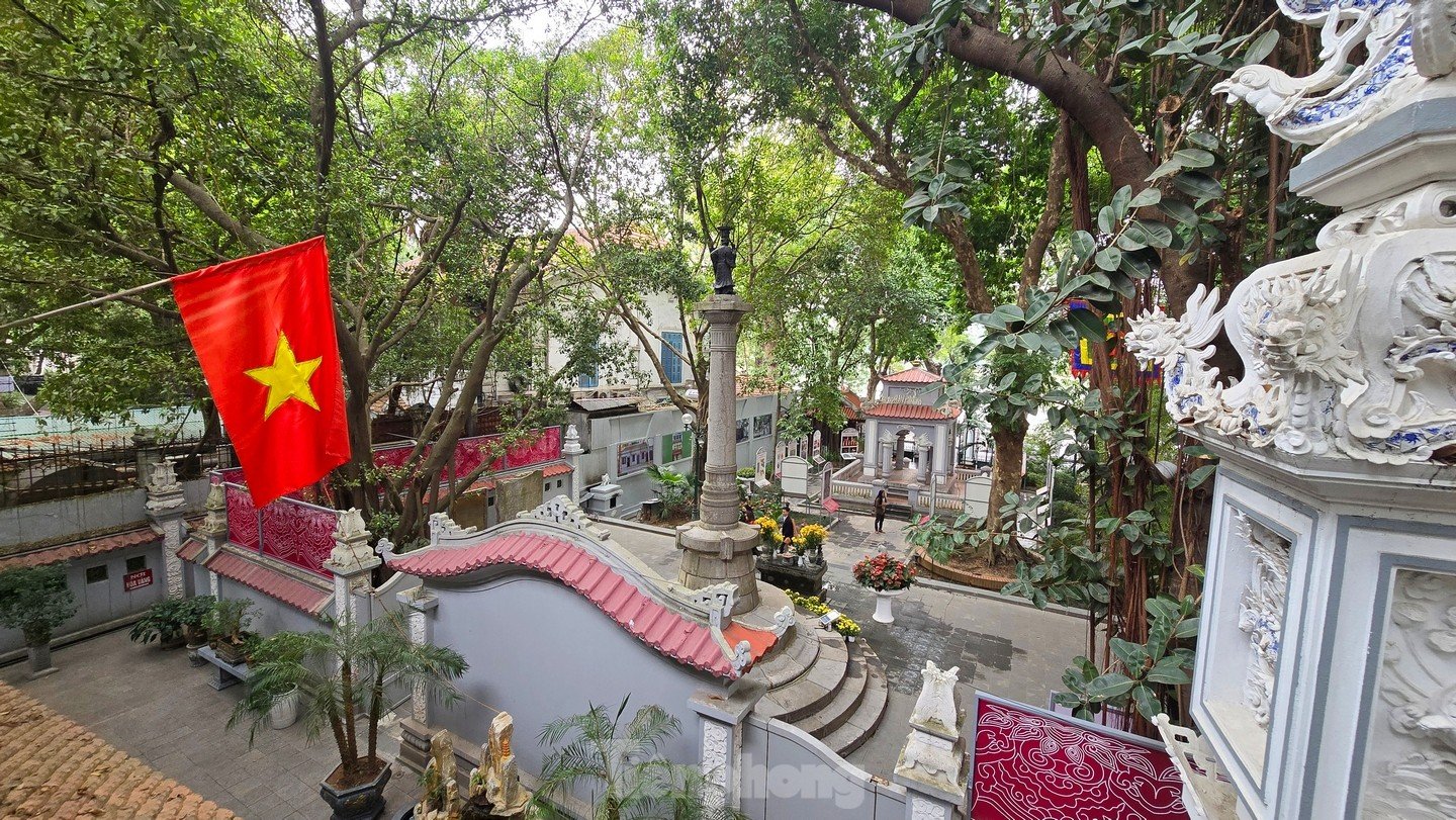 Neben der Statue von König Ly Thai To gibt es auch eine Statue von König Le neben dem Hoan-Kiem-See, die nicht jeder kennt, Foto 6