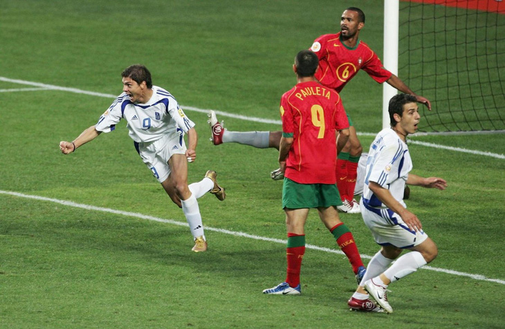 Angelos Charisteas (trái) ghi bàn đưa Hy Lạp lên ngôi vô địch Euro 2004 - Ảnh: GETTY