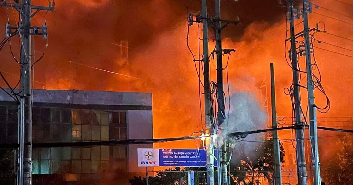 Une centrale de transformation de Tien Giang a pris feu violemment, une colonne de feu de plusieurs centaines de mètres de haut