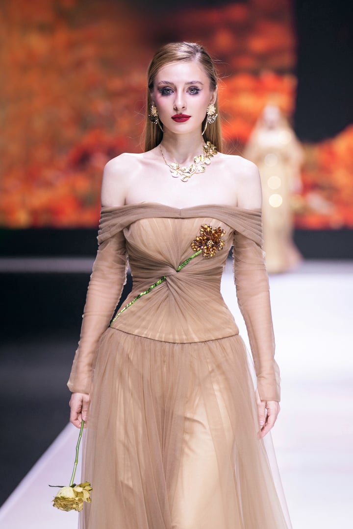 Miss Cosmo 2024 est charmante sur le podium de la Vietnam International Fashion Week - 14