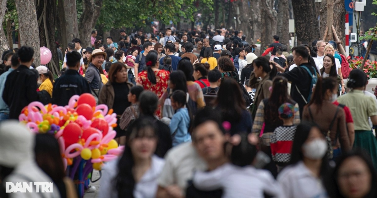 Multitudes de personas acudieron a las zonas de entretenimiento y la calle peatonal del lago Hoan Kiem estaba abarrotada.