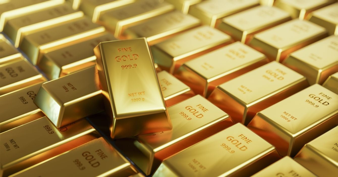 Gold prices increase, 'sharks' still buying strongly