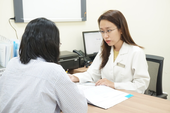 Doctor Pham Thi My Tu examines and consults patients at IVFTA-HCMC. Photo: Thuc Trinh