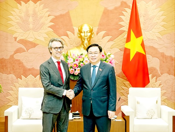 Der Vorsitzende der Nationalversammlung, Vuong Dinh Hue, empfing den Botschafter und Leiter der Delegation der Europäischen Union (EU) in Vietnam, Giorgio Aliberti. Foto: VIET CHUNG
