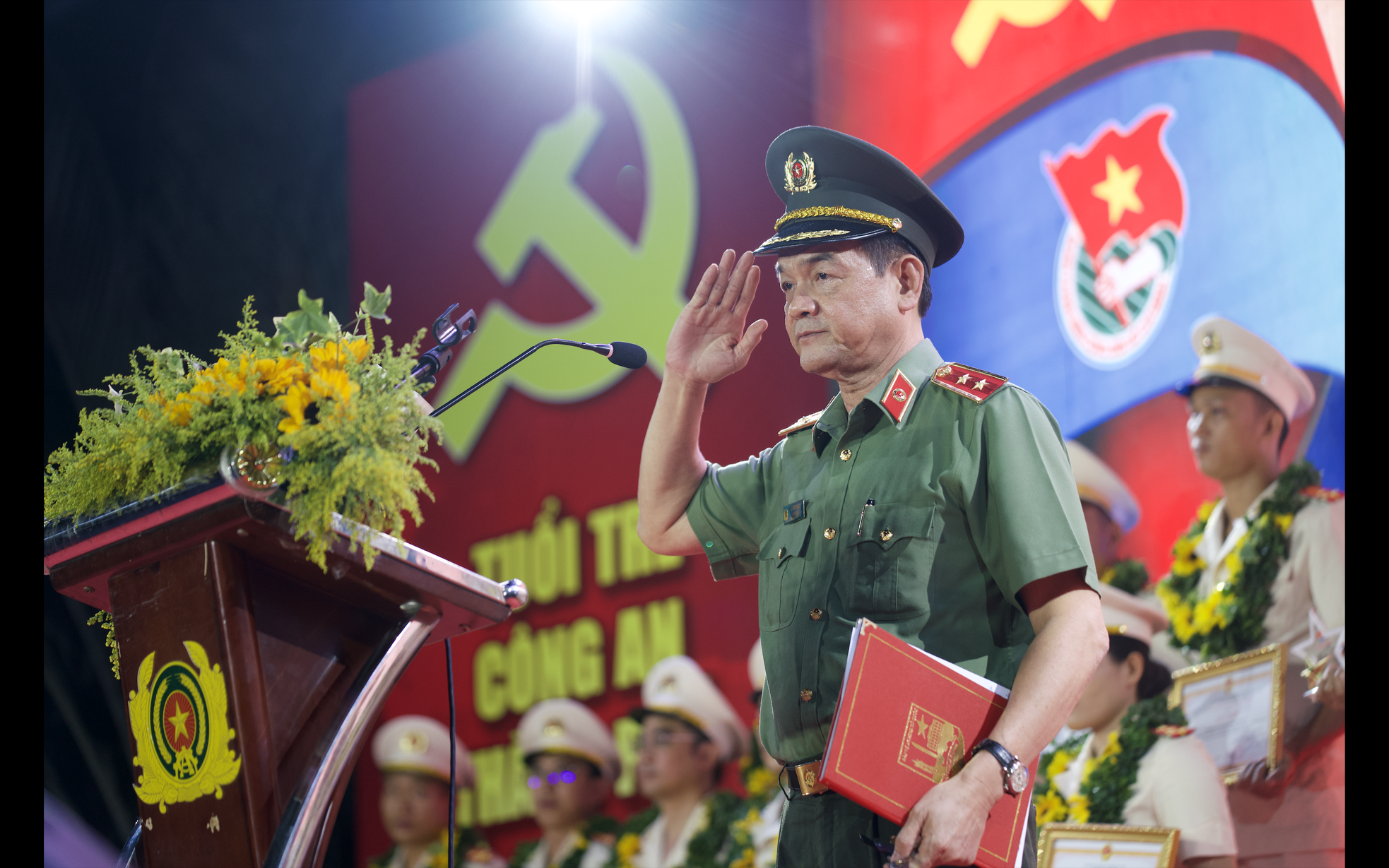 La Policía de la ciudad de Ho Chi Minh continúa impulsando la tradición y honrando a los jóvenes rostros destacados de la Policía de la ciudad de Ho Chi Minh, foto 3