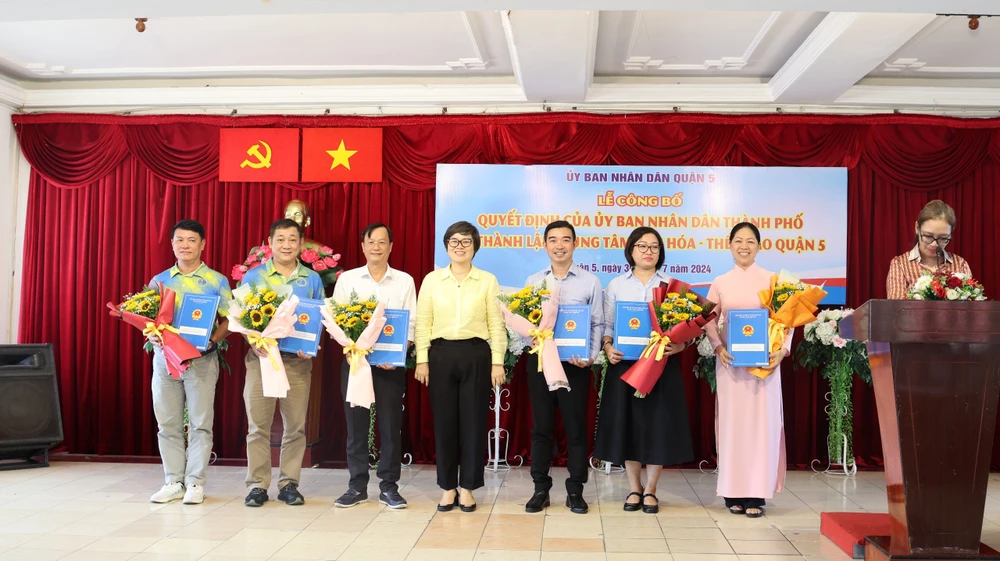 El presidente del Comité Popular del Distrito 5, Truong Minh Kieu, presenta decisiones a los individuos