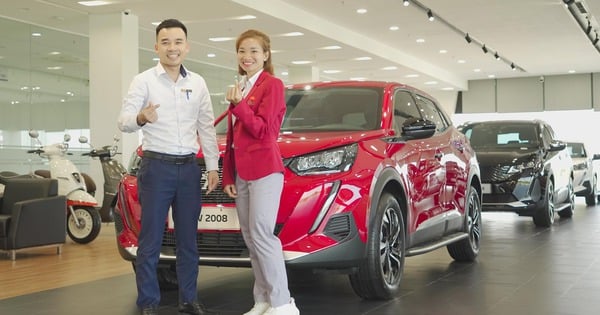 Nguyen Thi Oanh tested the car, chose a beautiful color