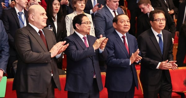 Le Premier ministre Pham Minh Chinh et le Premier ministre russe Mikhaïl Mishustin assistent au programme de performances artistiques.