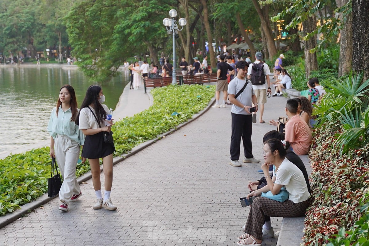 El otoño llama a la puerta, las musas se apresuran a registrarse en las calles de Hanoi foto 15