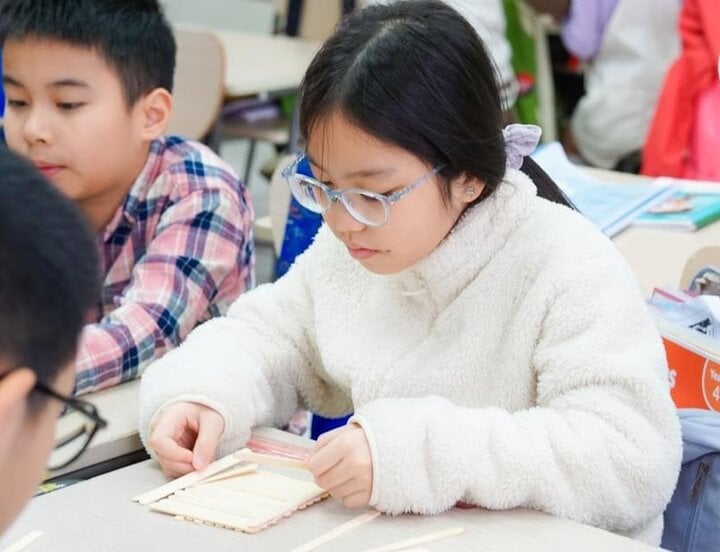 Les températures baissent, de nombreuses écoles à Hanoi restent ouvertes, retardant les horaires de cours. (Illustration : M.K)