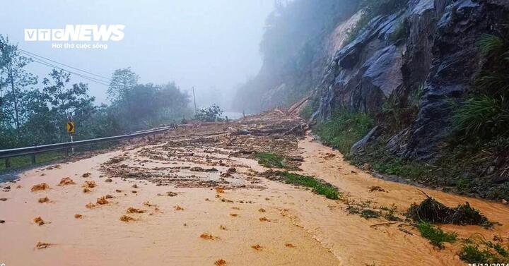 เช้าวันที่ 15 ธันวาคม บริเวณช่องเขา Khanh Le ในตำบล Son Thai อำเภอ Khanh Vinh (Khanh Hoa) เกิดดินถล่มรุนแรง 3 ครั้ง