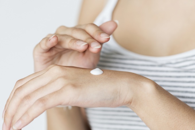 Hautcreme lindert die Symptome. Foto: Freepik