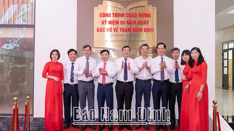 Comrades: Pham Gia Tuc, Member of the Party Central Committee, Secretary of the Provincial Party Committee; Pham Dinh Nghi, Deputy Secretary of the Provincial Party Committee, Chairman of the Provincial People's Committee performed the ceremony of attaching the nameplate of Nguyen Tat Thanh Primary School. Photo: Viet Du DT 4 