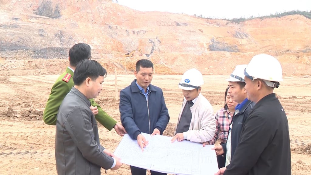 The Vietnam Fatherland Front Committee of Ha Long City conducts community supervision on the exploitation of soil mines for filling projects in the city. Photo: Huy Phuong (Ha Long Center for Information and Culture)