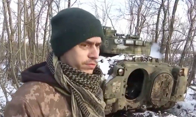 El soldado ucraniano Serhiy junto a un vehículo blindado M2 Bradley cerca de Avdeevka, región de Donetsk, el 20 de enero. Foto: TCH