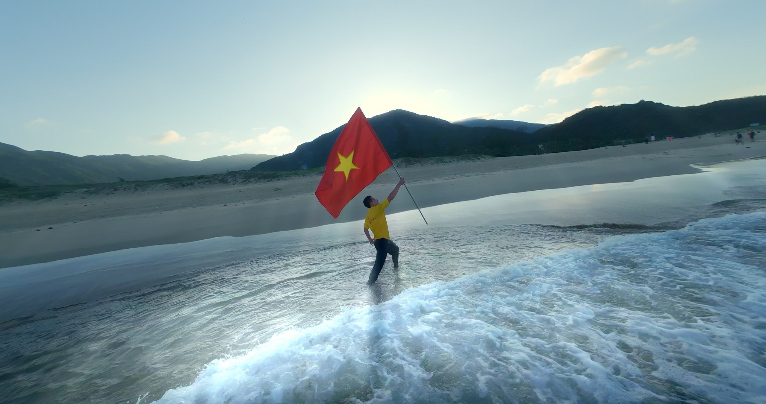 가수 콰치 빔(Quach Beem)이 국경일 79주년을 맞아 "One Round Vietnam" 뮤직비디오를 공개했습니다.