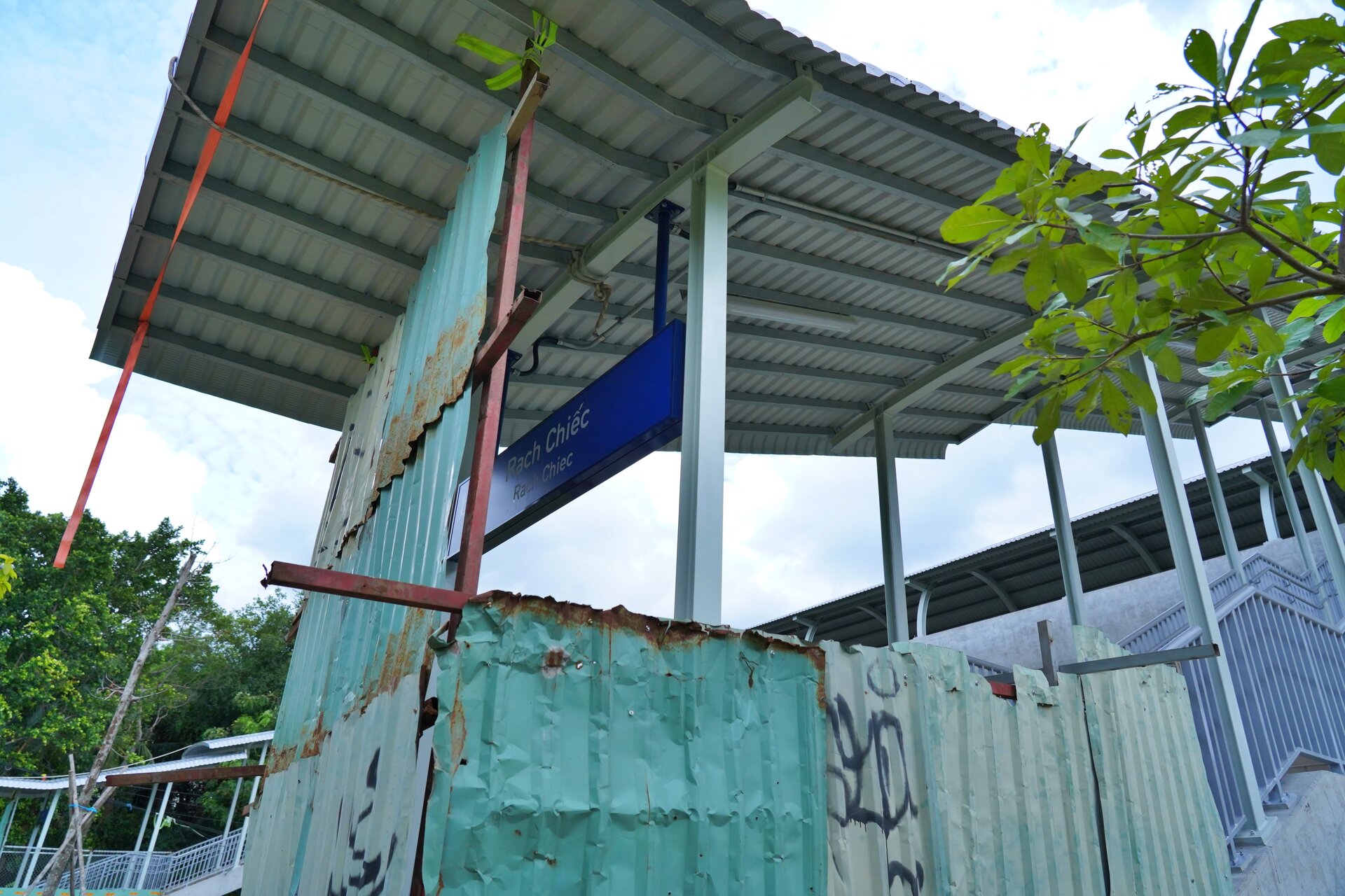 Nahaufnahme von 9 Fußgängerbrücken, die die Metrostation Nr. 1 in Ho-Chi-Minh-Stadt mit 11 verbinden