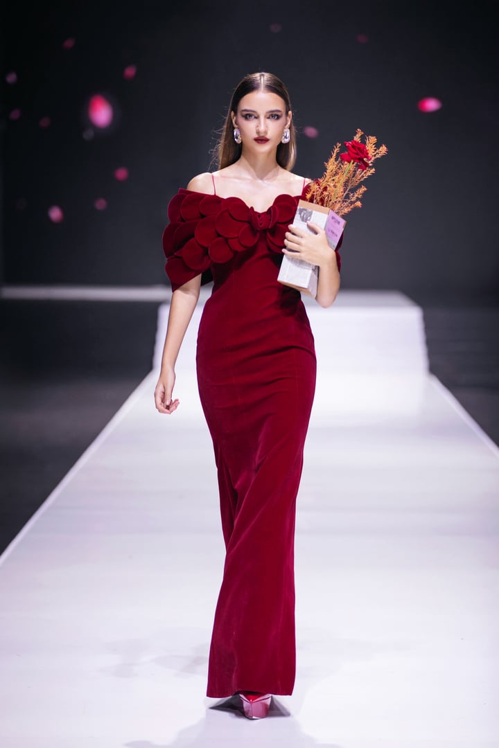 Miss Cosmo 2024 est charmante sur le podium de la Vietnam International Fashion Week - 9