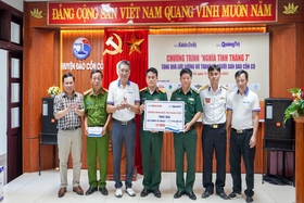 Journal économique et urbain - Journal de Quang Tri : Offrir des cadeaux aux habitants et aux forces armées du district insulaire de Con Co