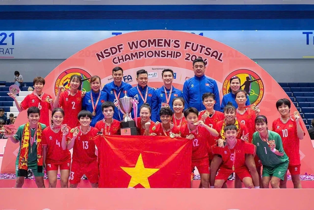 Niñas vietnamitas felices por ganar la Copa del Campeonato