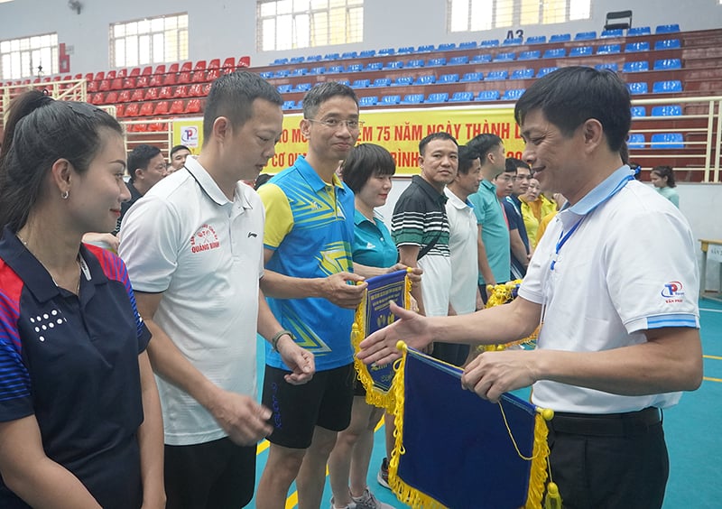 El Comité Organizador entregó banderas de recuerdo a los equipos participantes en el torneo.