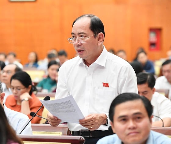 El director del Departamento de Salud de la ciudad de Ho Chi Minh, Tang Chi Thuong, habla sobre las actividades ilegales de cirugía estética en la ciudad de Ho Chi Minh. Foto: VIET DUNG