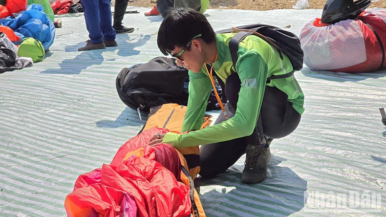 ภาพการแข่งขันร่มร่อนจังหวัดคอนตูมสุดตระการตา 10