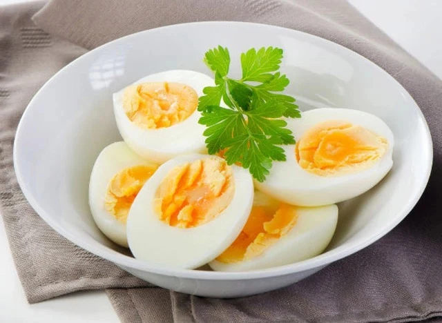 Người có cholesterol cao nên ăn bao nhiêu trứng mỗi ngày? - Ảnh 1.