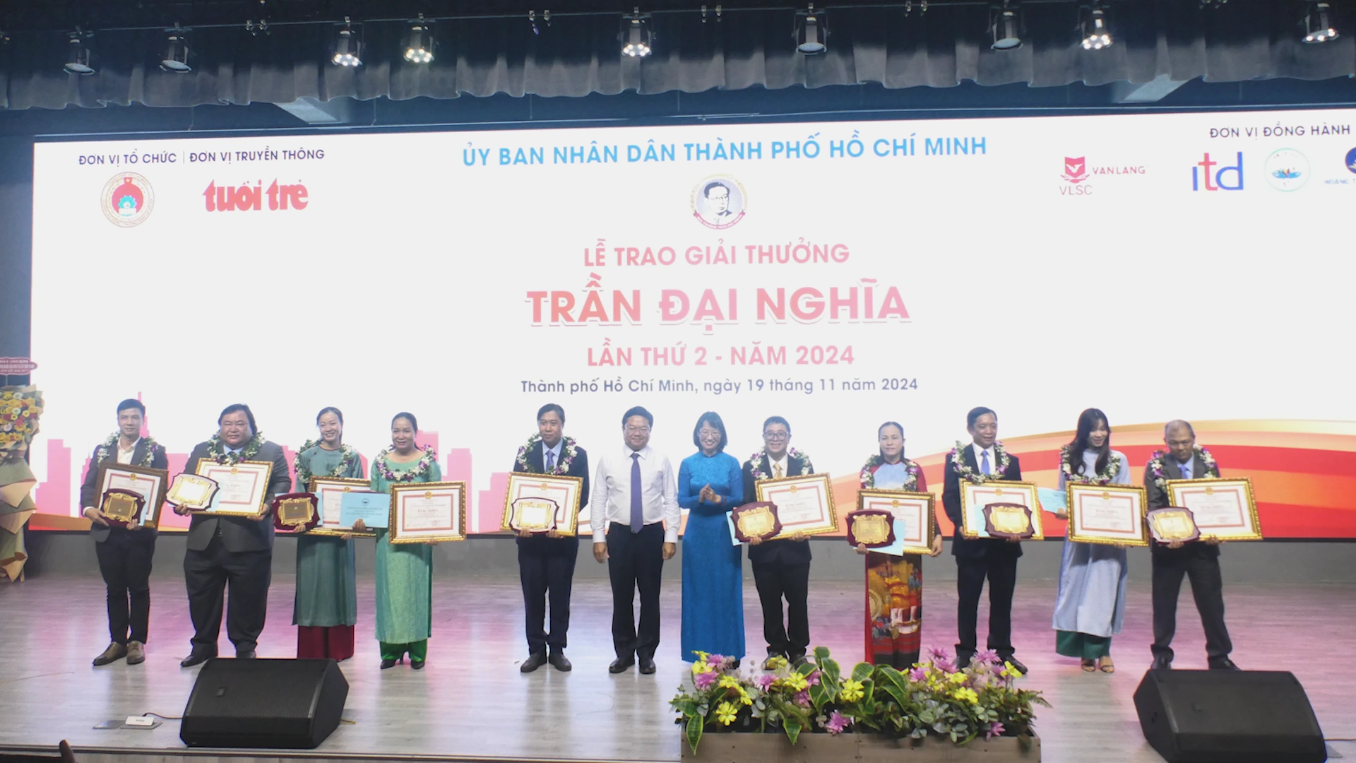 10 Lehrer erhielten den Tran Dai Nghia Award