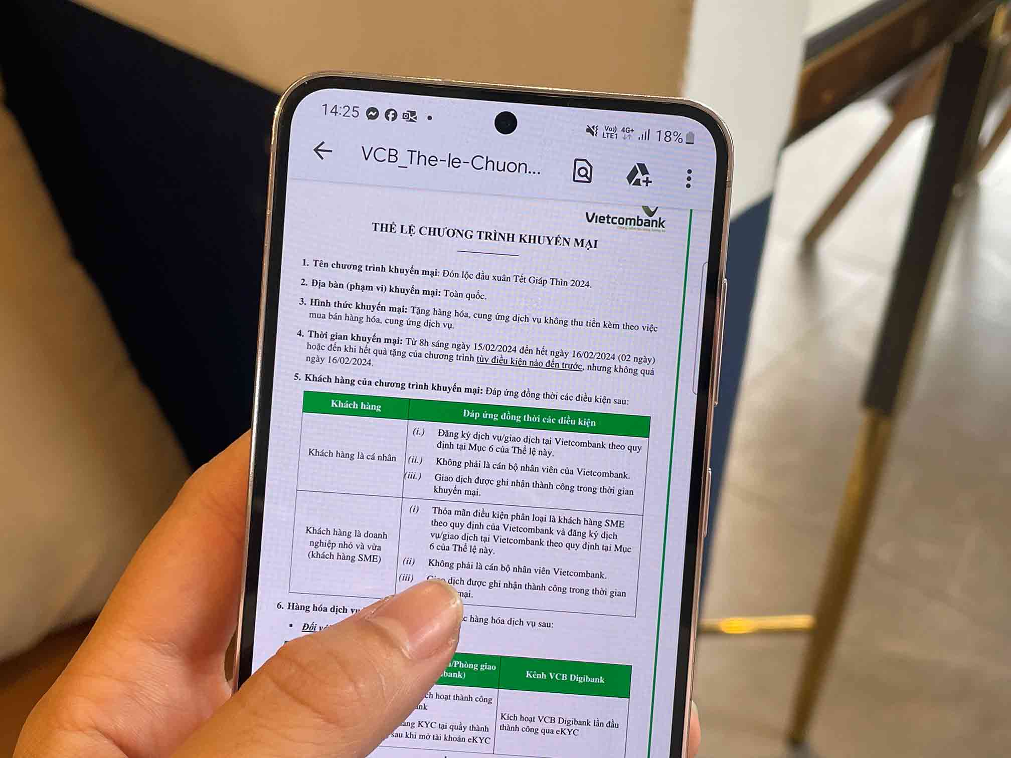 Vietcombank gives lucky money to people when they come to do transactions on February 15-16, 2024. Photo: Thanh Van