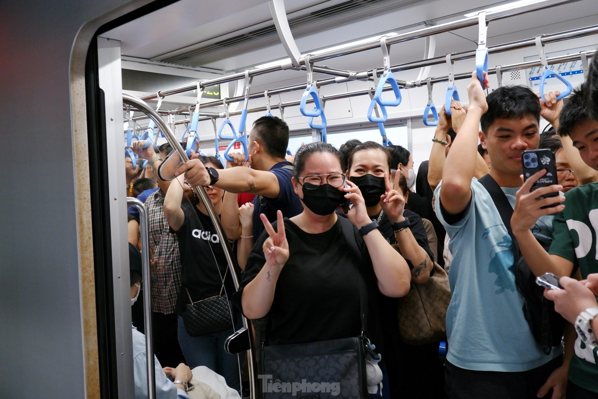«Море людей» толпится, чтобы осмотреть метро Хошимина в выходные, фото 15