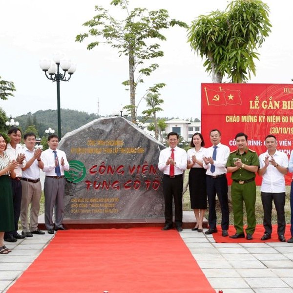 An vielen Projekten werden Schilder angebracht, um den Gründungsjubiläum der Provinz Quang Ninh zu feiern.