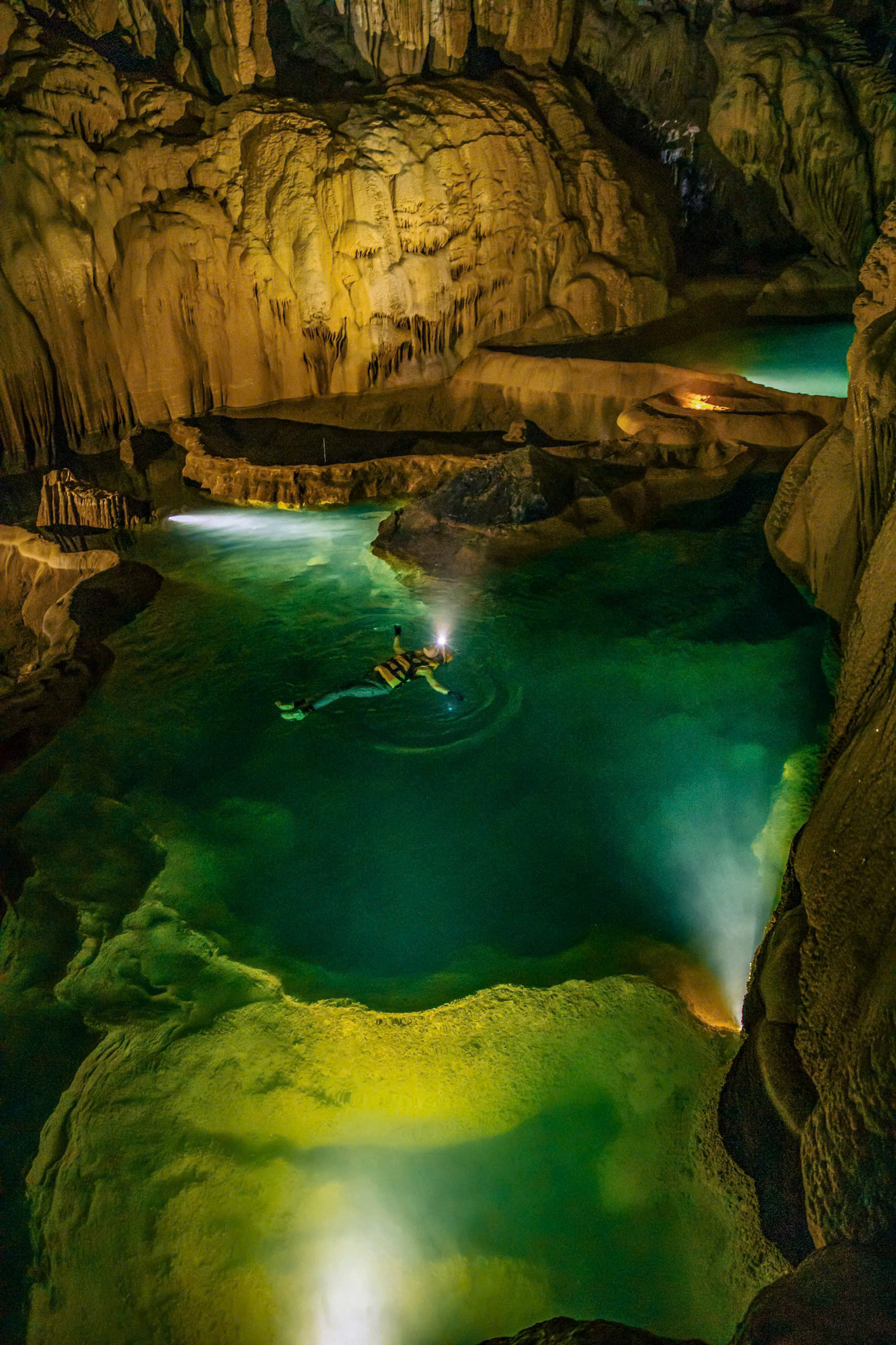 The Floating Lake, like other cave stalactites, appeared during the formation of the cave. The limestone and minerals that penetrated the cave ceiling over hundreds of thousands of years created stalactites and the stalactite lake is also a type of cave stalactite.