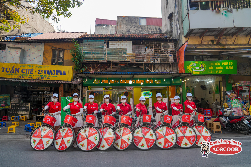 นอกจากนั้นยังได้แวะชิมอาหารที่ร้าน pho ชื่อดังในเมืองหลวง เช่น Nguyet chicken pho (5B Phu Doan), Traditional pho (49 Bat Dan), Manh Cuong pho (23 Hang Muoi)...