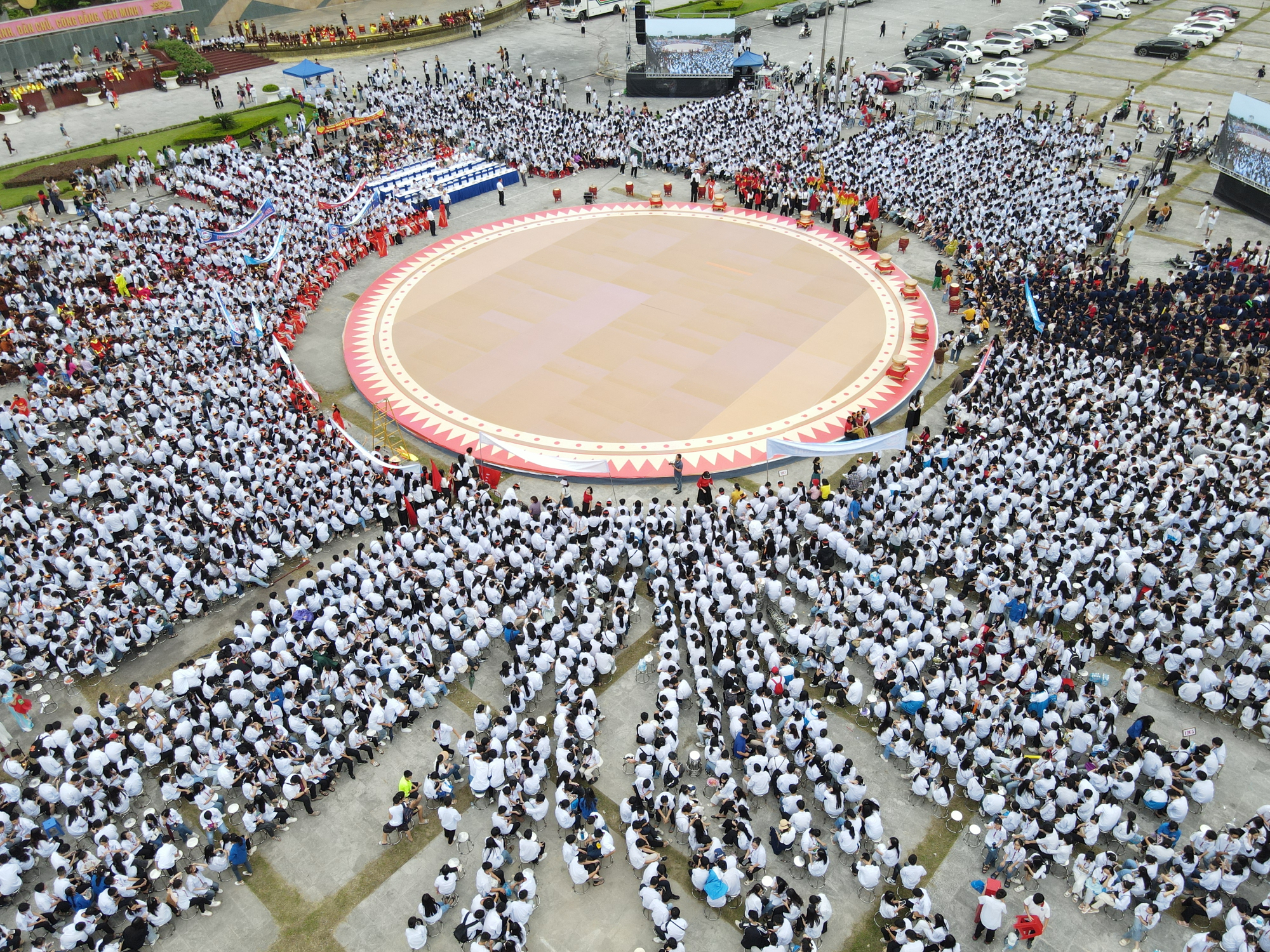 Thousands of fans stir up the Olympic atmosphere at Thanh Hoa Stadium, picture 1