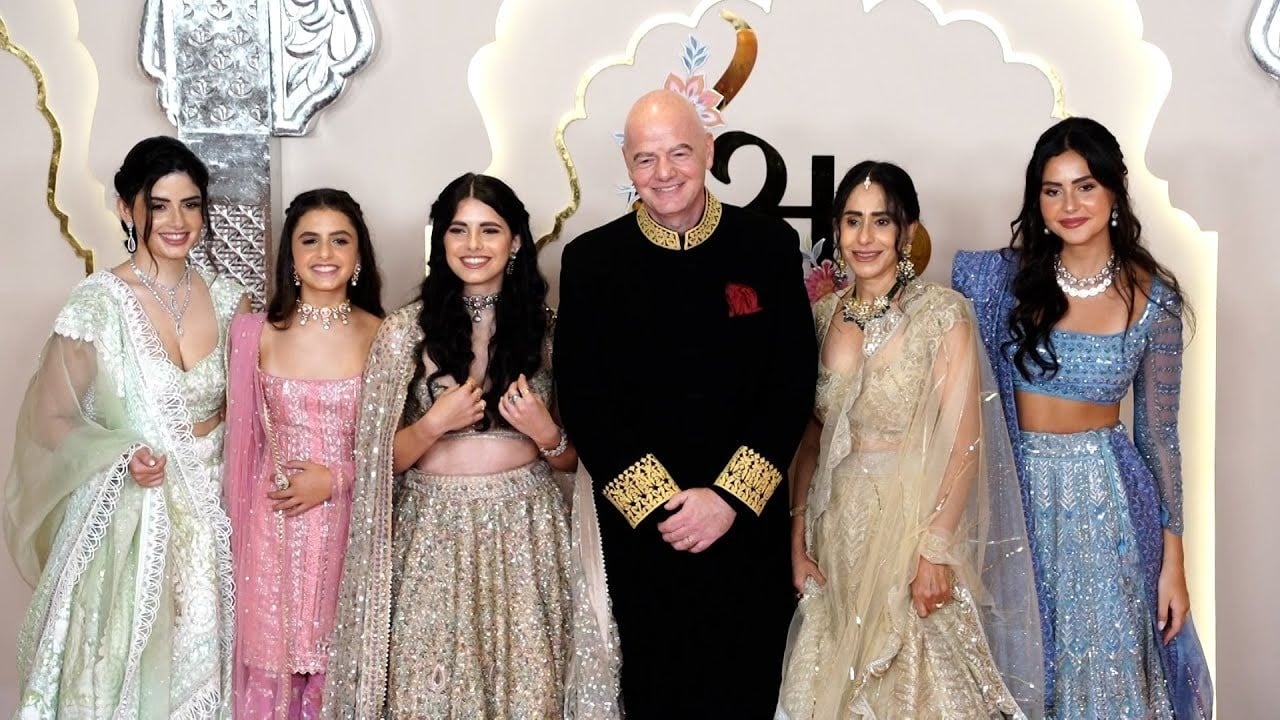 Guests wear gold and diamonds to attend the wedding of the son of an Indian billionaire, photo 8