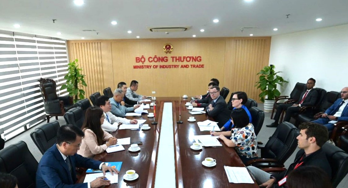 El viceministro Nguyen Sinh Nhat Tan recibió a una delegación del Departamento de Agricultura de los Estados Unidos (USDA)