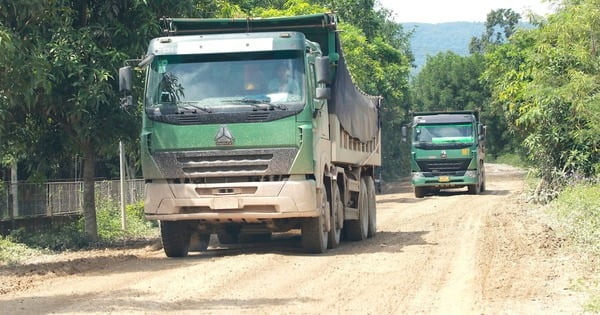 "Tiger" trucks destroy model residential area's roads, people helplessly live with pollution