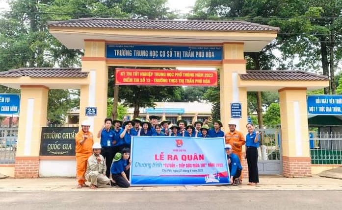 Timely support and help to bring candidates to the exam locations on time | Gia Lai Electronic Newspaper