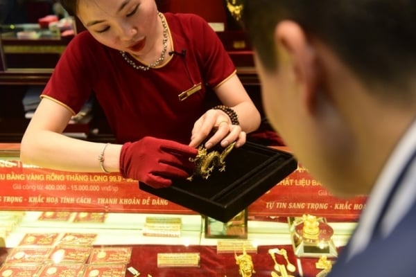 Gold price continues to fall, investors lose up to 3.7 million VND/tael