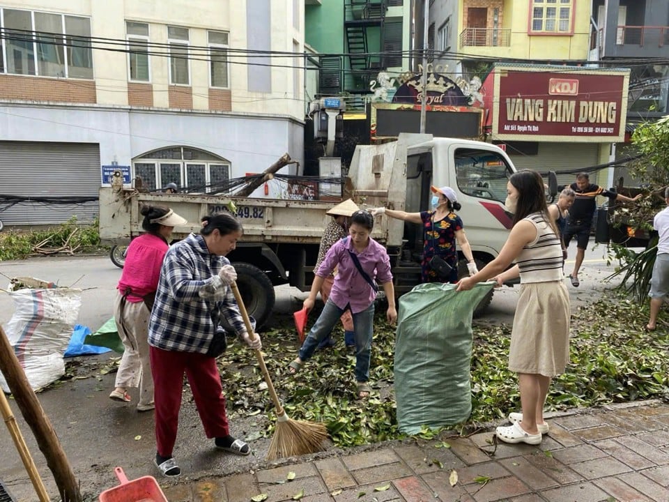 Phụ nữ quận Cầu Giấy tham gia dọn dẹp cành cây gẫy, đỗ sau bão