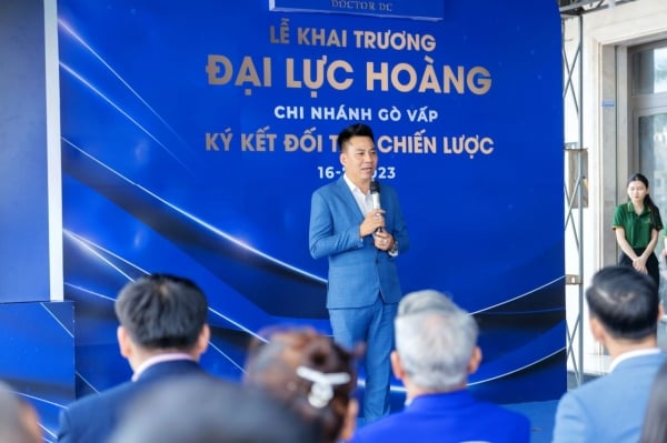 L'homme d'affaires Le Tran Tri Dung est passionné par les produits d'huile de massage Dai Luc Hoang.