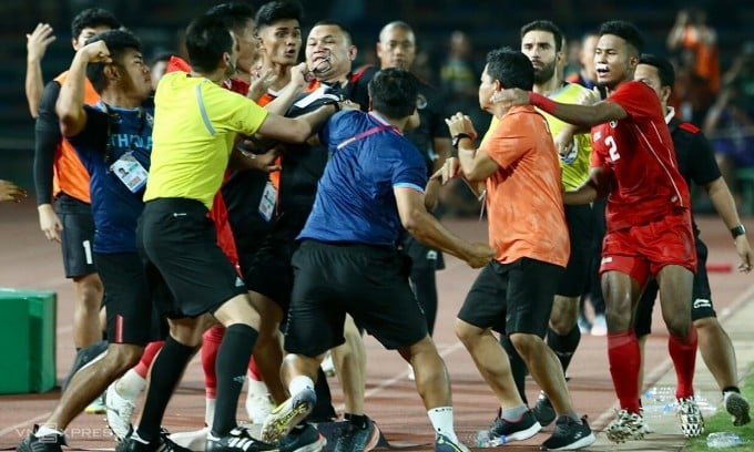 El enfrentamiento entre jugadores y entrenadores de ambos equipos. Foto: Hieu Luong