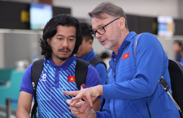 Coach Troussier returned to Noi Bai on the evening of March 22.