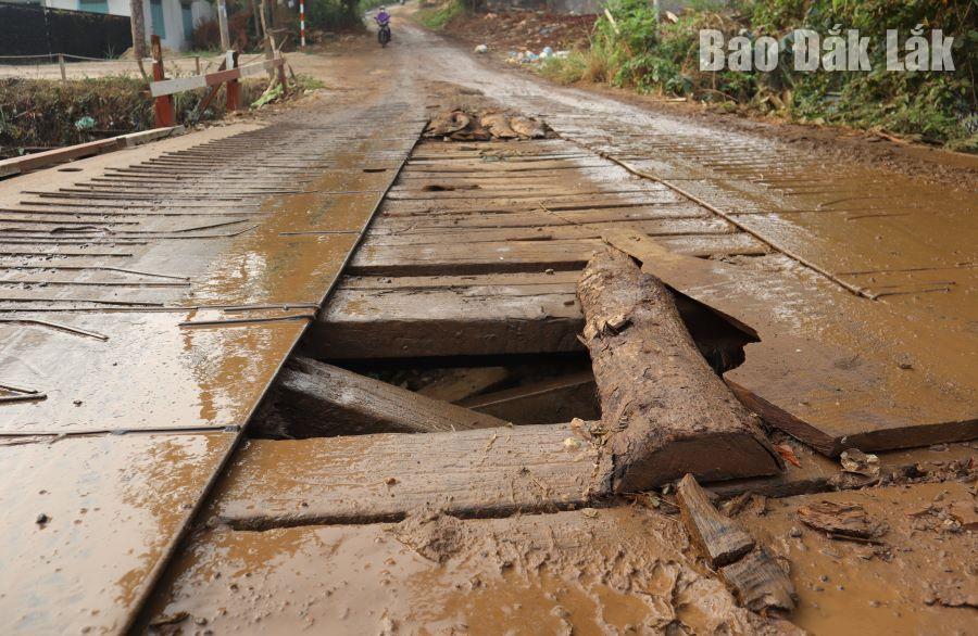 Các thanh gỗ trên mặt cầu Hùng Vương bị văng ra, tạo thành lỗ hổng.