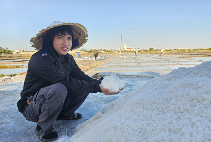 Sonrisas en un día soleado en los campos de sal blanca. Fotografía: T. Phung.