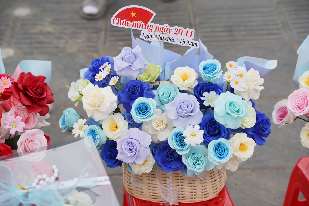 Diversified flower and gift market for Vietnamese Teachers' Day November 20, photo 12