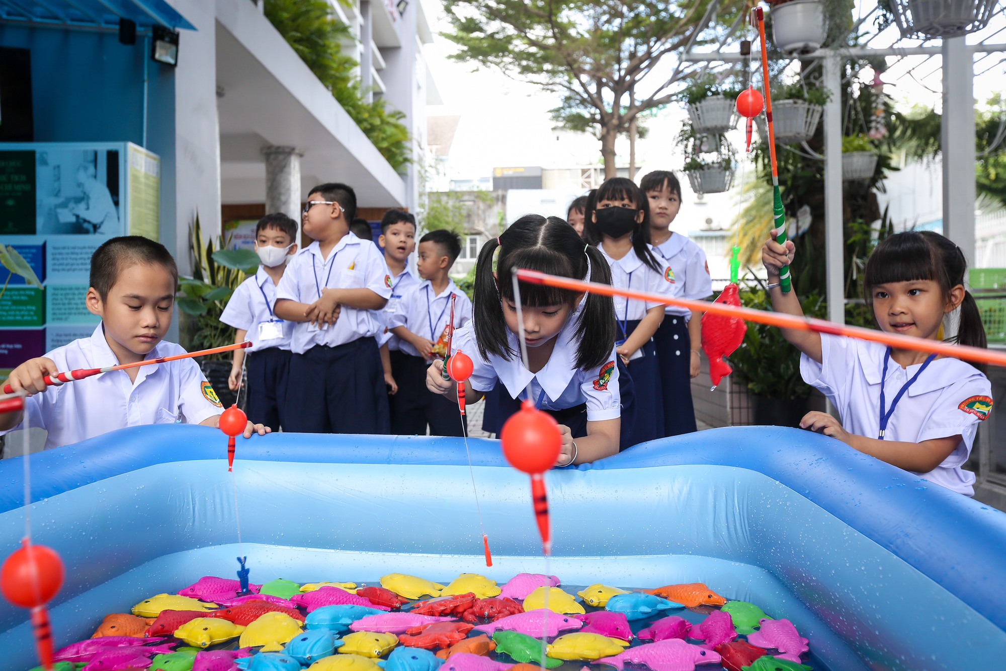 Ngày đầu tiên đi học, học sinh lớp 1 'nước mắt nhạt nhòa' - Ảnh 16.